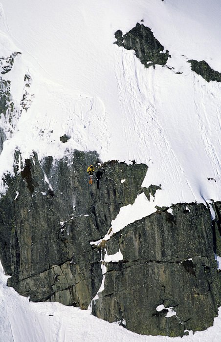 Pata stompar ett 15 meters drop. Foto: martin Söderqvist. Åkare: patrik sundberg.