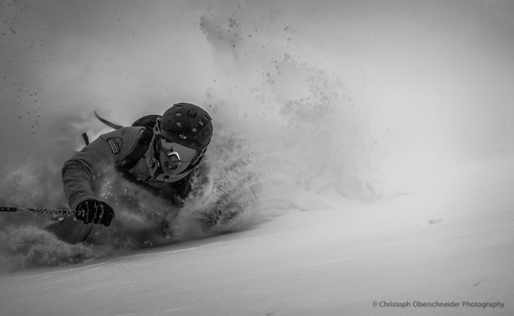 Nothing can beat skiing fresh powder with a good f. Foto: Christoph Oberschneider. Åkare: Ferdinand Wacker.