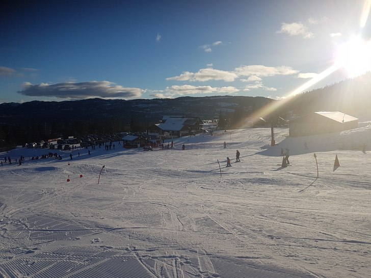 Sol søndag 
Deilig vær og god stemning i bakken .