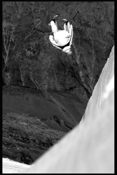 en flair i pipen i les2alpes under scott's su. Foto: www.photomargot.com. Åkare: Oscar Harlaut.