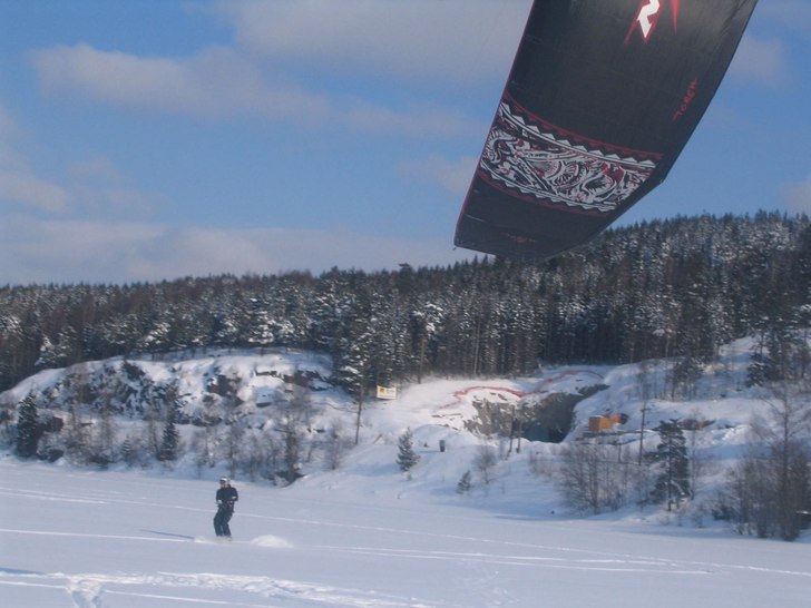 Kite en varm vårdag med masse pudder oppå isen!. Foto: John Anders. Åkare: Meg.