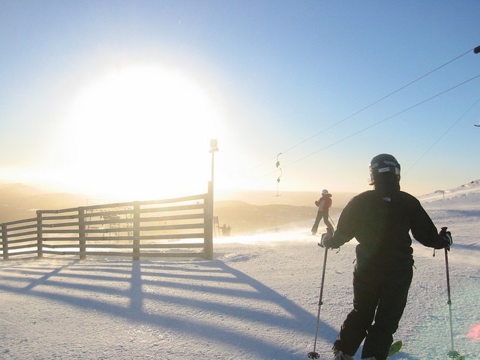 Motljusbild på toppen i Trysil.. Foto: Anders Ahlén. Åkare: Eva Hansson.