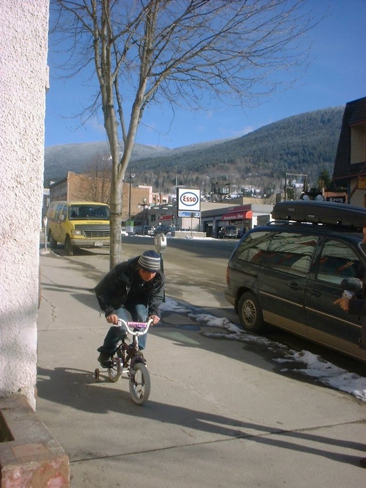 Mats har tagit seden dit man kommer och röker och. Foto: Daniel forsberg. Åkare: Mats Wilen.