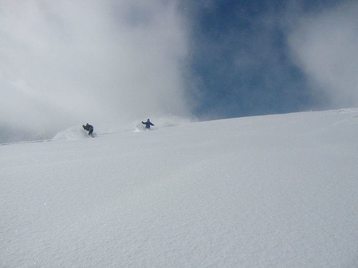 Baksidan på greken, pow pow!!. Foto: Niklas Eriksson. Åkare: Andreas Schrickel och Richard Grinndall.