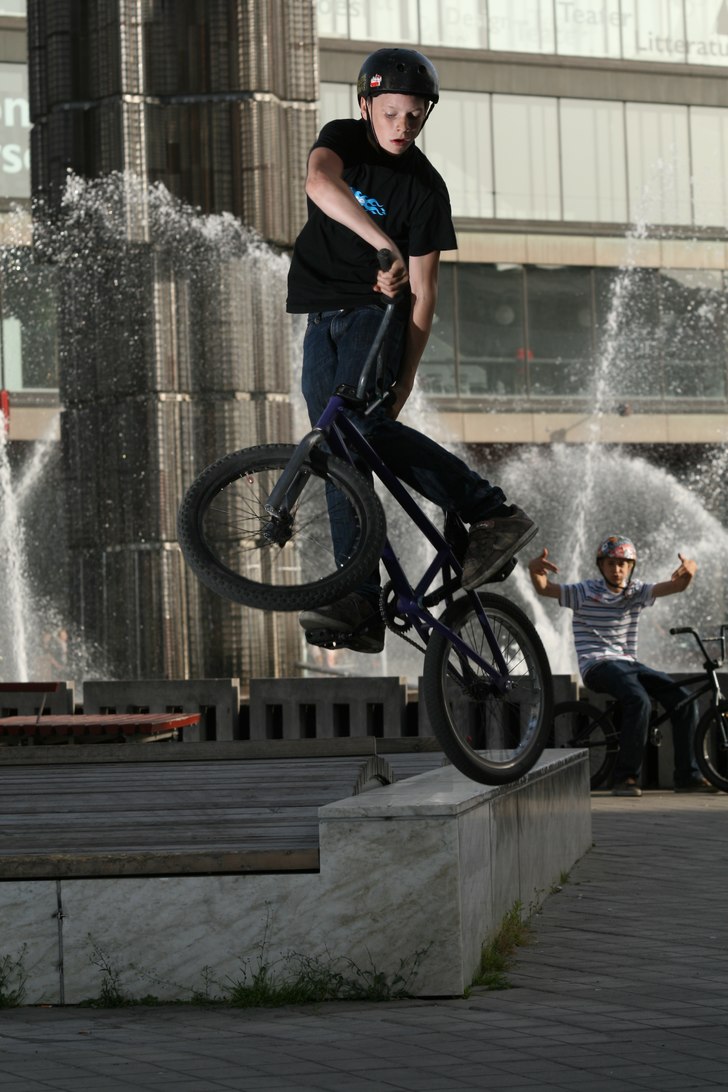 Looftis drar en turndown ner för kanten. WOWABAWA. Foto: Simon Berggren. Åkare: Tobias Looft.