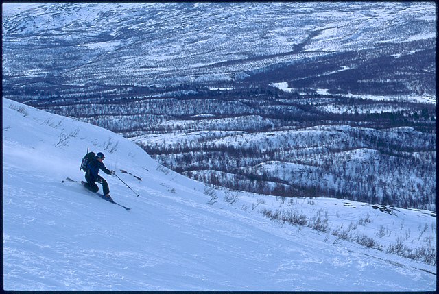 Nerför Noulja med.. Foto: Tomas Ahlberg. Åkare: Josef Källgården.