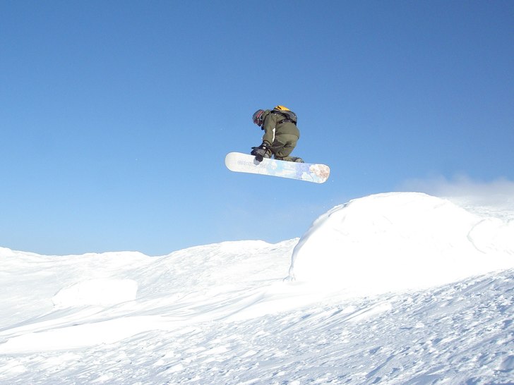 Ett litet naturhopp i tväråvalvet en fin dag med. Foto: Ulf Törnqvist. Åkare: (Jag) Adrian Frölund.