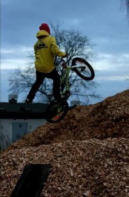 jag i en början av en tail whip!
:D. Foto: jonathan birkemyr. Åkare: jag.