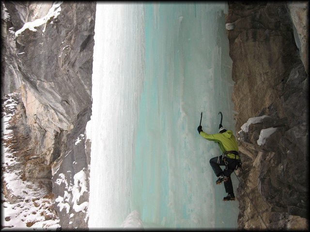 Svårt att välja om man tar snö under skidorna . Foto: Christian Türk. Åkare: 10+ på is.