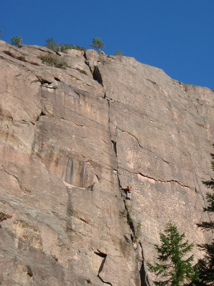 Stefan på stand på toppen av " Ettan".. Foto: Johan Olofsson. Åkare: Stefan Weddmark och Johanna Bergkvist.
