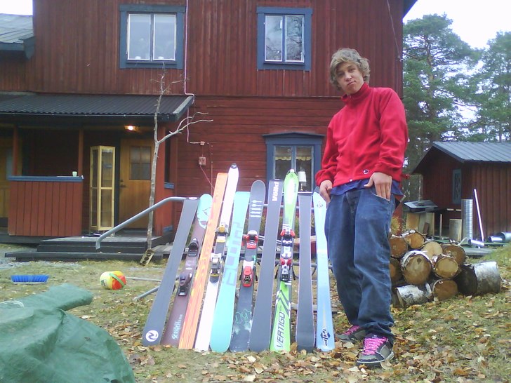 skidor men ingen snö. Foto: emil lund. Åkare: emil lund.