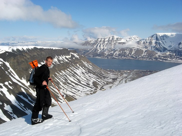På toppen av Sarkofagen. Notera geväret mot isbj. Foto: Sture Ågren. Åkare: Hannes Andersson.