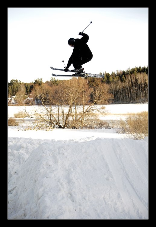 Hoppar in vårt nybyggnad skutt:). Foto: Johan Schedin. Åkare: Johan Olsson.