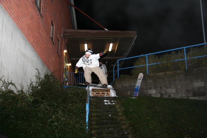 tailslide på ahlsell's trappräcke. Foto: mathias boström. Åkare: FILLLÄHH.