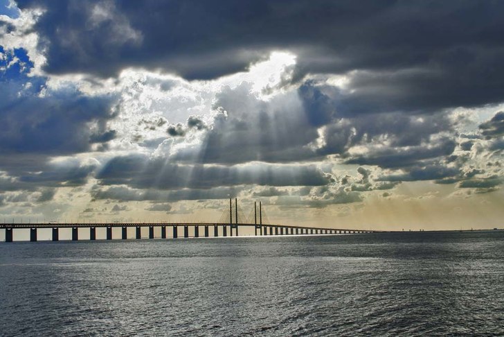 tunga moln runt öresunds bron. Foto: ulf närwall.