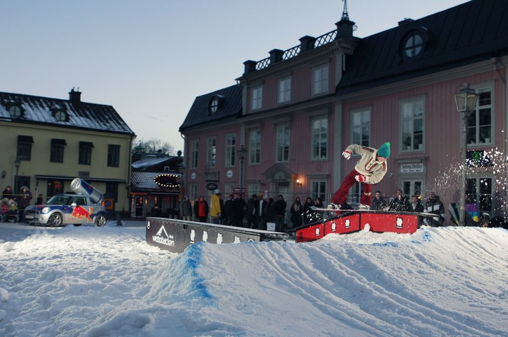 Västerås Railjam

Mer bilder på www.birkemyr.. Foto: Jonathan Birkemyr. Åkare: okänd.