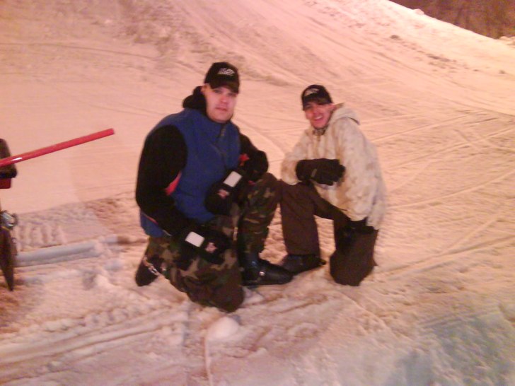 Vi är ute och åker SledDogs!. Foto: Vet ej pistvvakt i hammarbybacken. Åkare: Richard Noren och Chris Rolph.