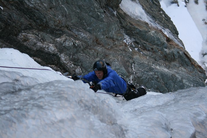 Pär klättrar is för första gången, fighting-f. Foto: Peo Stenholm. Åkare: Pär Blomqvist.