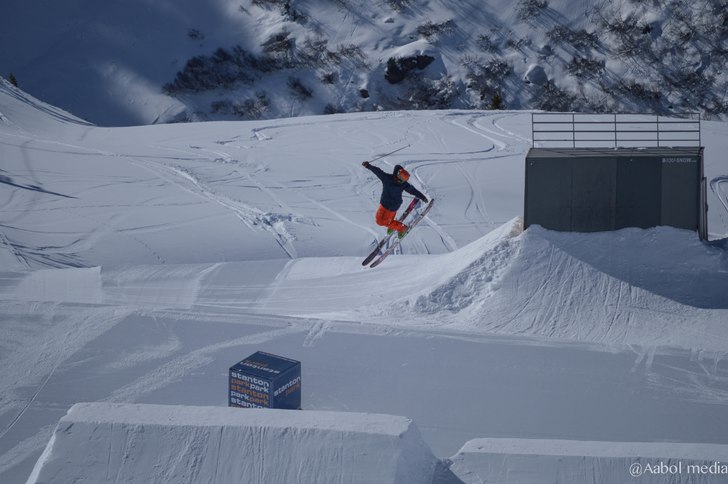 Andreas sätter en stor 360 tailgrab. Foto: Christoffer Aabol. Åkare: Andreas Bryngel.