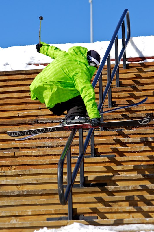 Indyslide på downrail i Snow Park. Foto: David Lesh. Åkare: E-DOLLO.