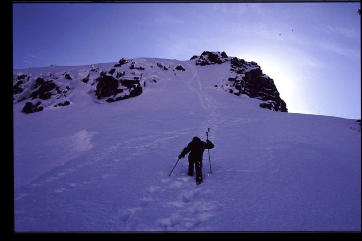 Toppbestigning på Lofoten i strålande solsken sl. Foto: Karl Agestam. Åkare: Emil Persson.