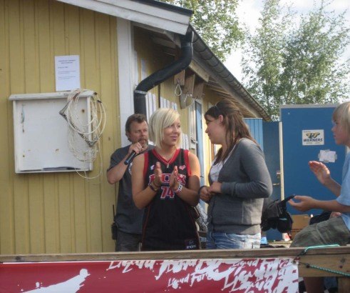 jag n' matilda fick gå fram till "scene. Foto: magnus wikström. Åkare: soffy &matilda.