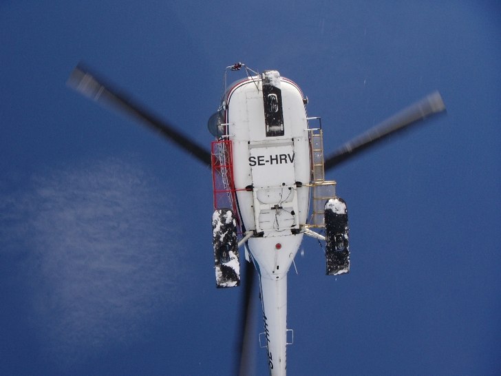 Helikoptern lyfter efter att ha släppt av oss fö. Foto: Alexander Engvall. Åkare: Cowbojsarnas heli.
