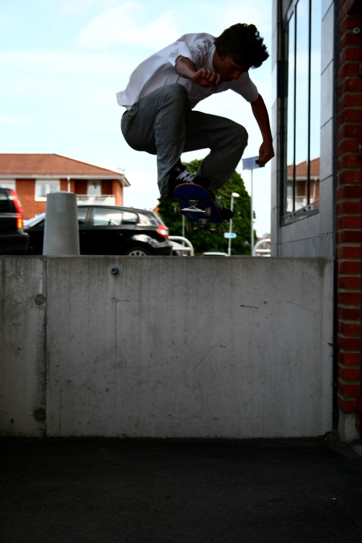 Vince gör ett fett drop mitt i stan.. Foto: Axel Åkerlund. Åkare: Vincent Lejtzen.