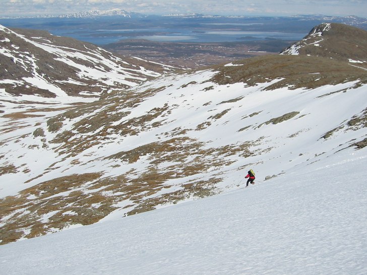 Claes drar på nedför Tväråklumpens nordsida (S. Foto: Joakim Holmberg. Åkare: Claes.