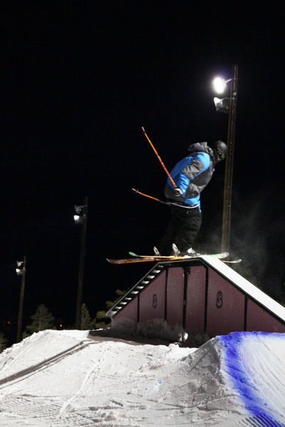 skön bild från nightsession i pinkpark-lindvalle. Foto: snubbe. Åkare: mathiiashaga.