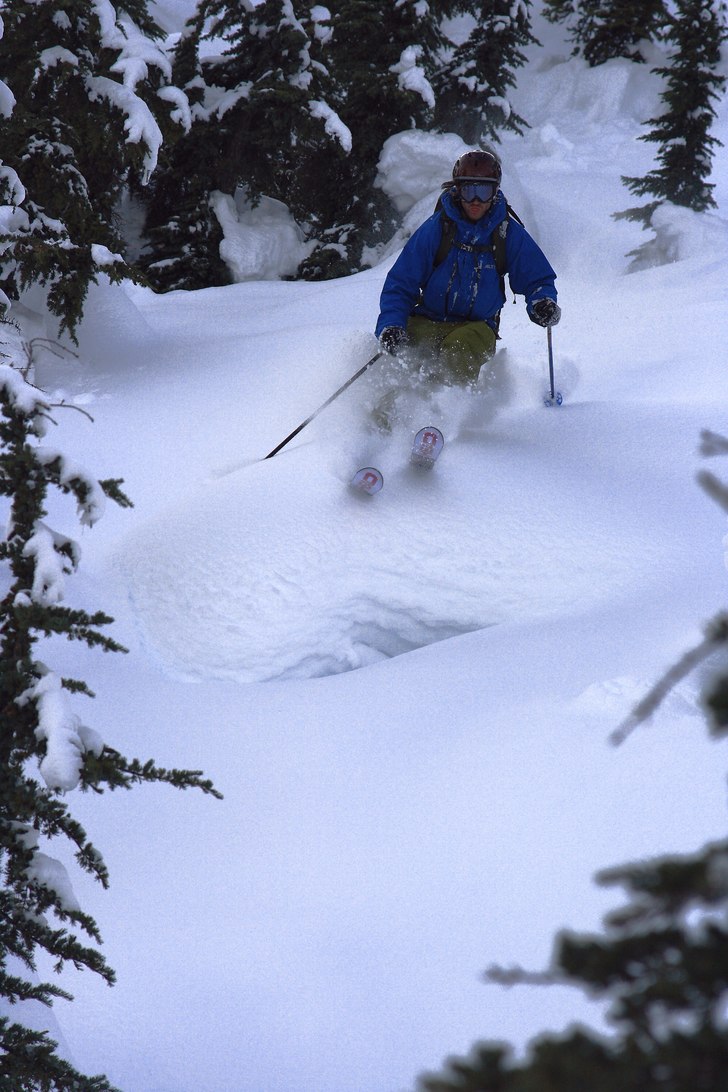 Fann ett helt fält med pillows, här plockar Mart. Foto: Erik Pernestam (www.pernestam.se). Åkare: Martin Olsson.