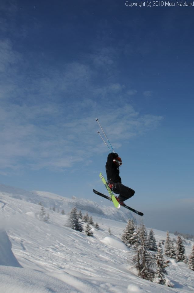 Big jömps ar fön!. Foto: Mats Näslund. Åkare: Matthieu (UCPA moniteur).