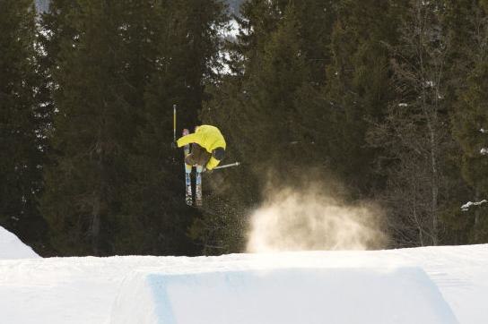Typ cork 3 från åre röda. Foto: Viktor karlsson. Åkare: Patrik lundgren.
