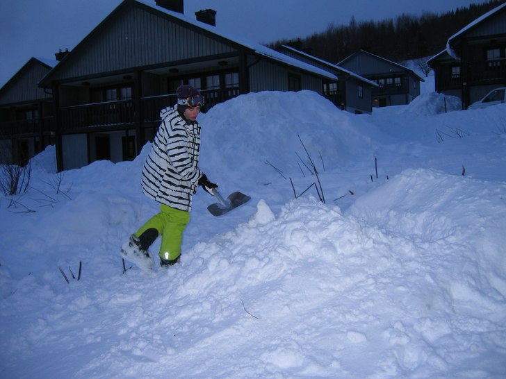 Samuel bygger hopp i Duved. Foto: jag. Åkare: Samme.