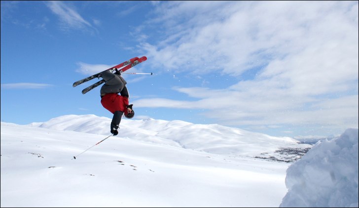gammal bild på fille som drar en bf. Foto: Lucas Lindh. Åkare: Filip Burman.