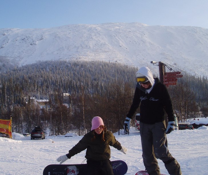 Kolla in fjället bakom. mhm. mission flaskhalsen.. Foto: Rodrigo Gomes. Åkare: Magdalena Kiszkiel & Claudia Ralbovsky.