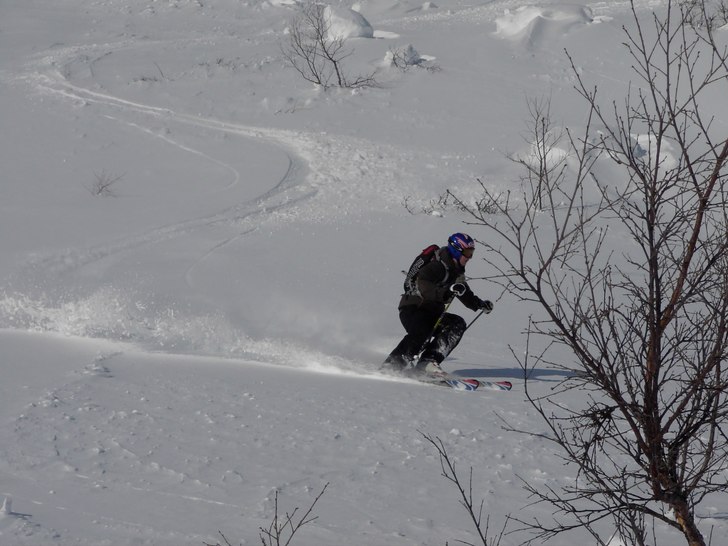 sköna svängar i vårsnön. Foto: Robert Svartholm. Åkare: Ivar Svartholm.