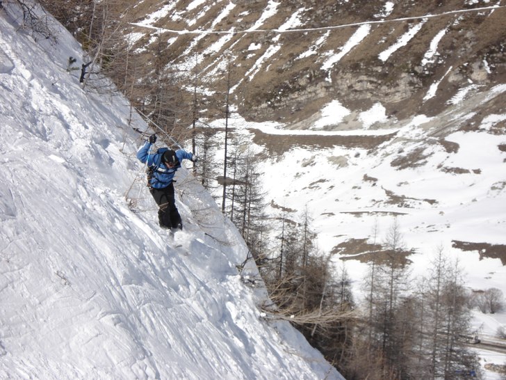 Lillebror åker som en banan.. Foto: Christian Johansson. Åkare: Anders Johansson.