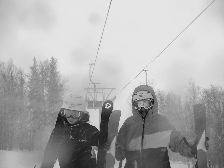 ja och min brosa står på olympiaplaton i snösto. Foto: anton roos. Åkare: hugo och gustav.