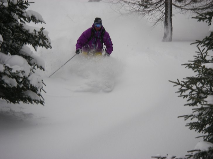 Kneedeep powder early in december 2008 in St.Anton. Foto: Kasper Lamm. Åkare: Mikkel Frandsen.