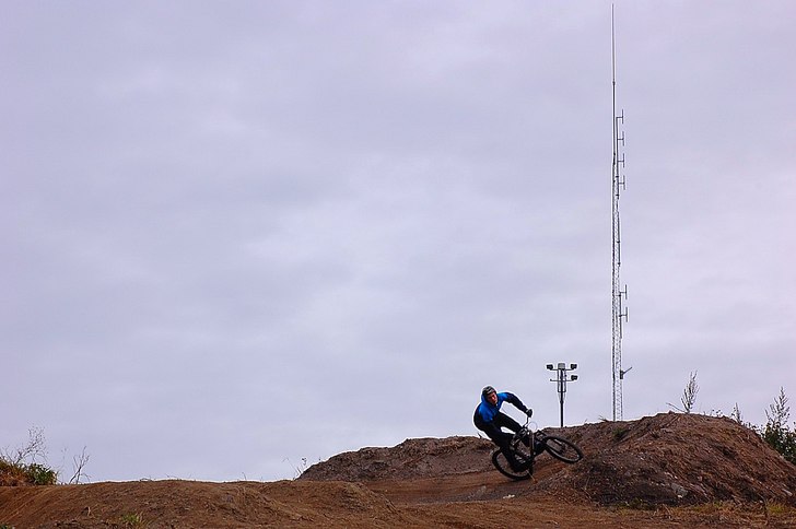 laddar inför stepdown+stepup i 4x-banan. Foto: Simon Lindberg. Åkare: Joar Lundberg.