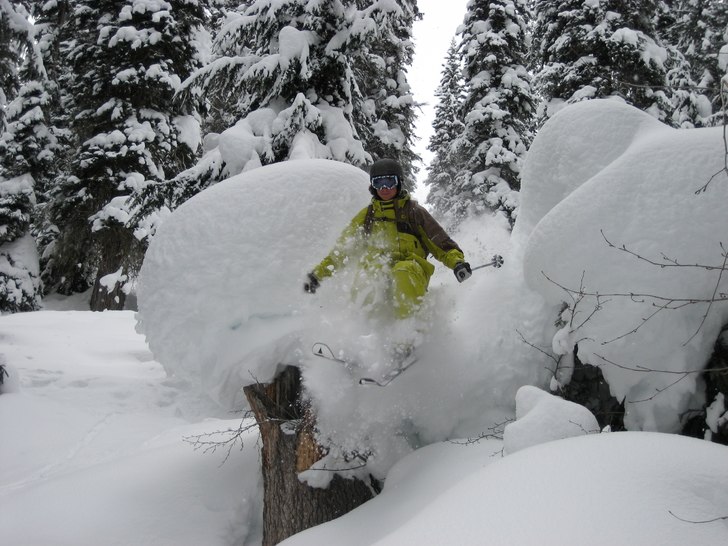 Per försöker få fart nog att hoppa ut mellan pi. Foto: Jonas Lengquist. Åkare: Per Nyberg "PNyberg".