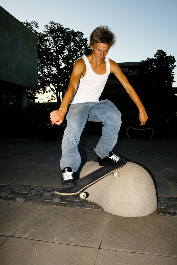Vincent leker med igelkottarna utanför stadsbibli. Foto: Axel Åkerlund. Åkare: Vincent Lejtzen.