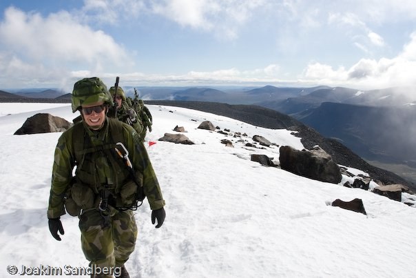Östra leden upp för Kebnekaise med Arméns Jäga. Foto: Joakim Sandberg. Åkare: Daniel Entoft.