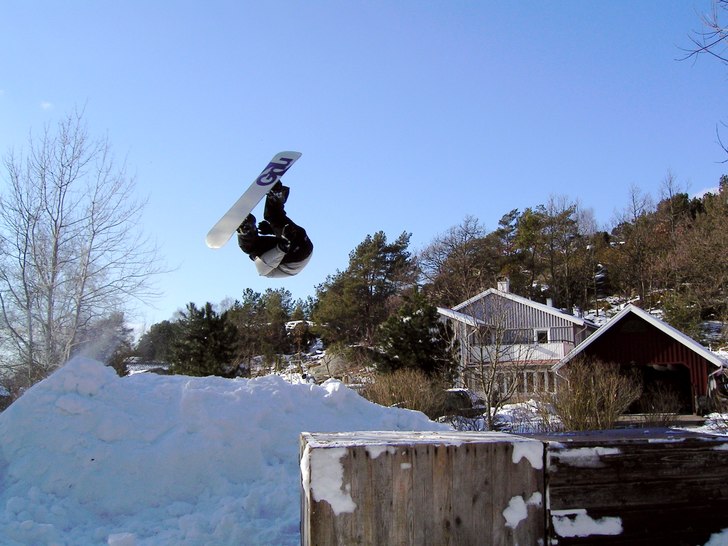 Backyard är det nya back country. Foto: Hannes Livian. Åkare: Martin Livian.