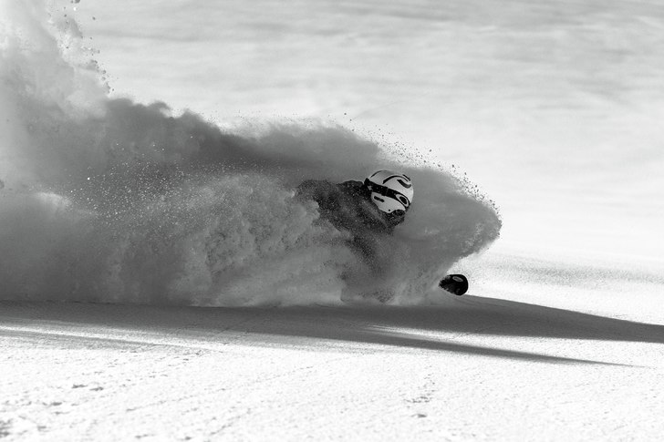 Anja Alme Gardli i fluffigt puder, skiers right om. Foto: Axel Adolfsson. Åkare: Anja Alme Gardli.
