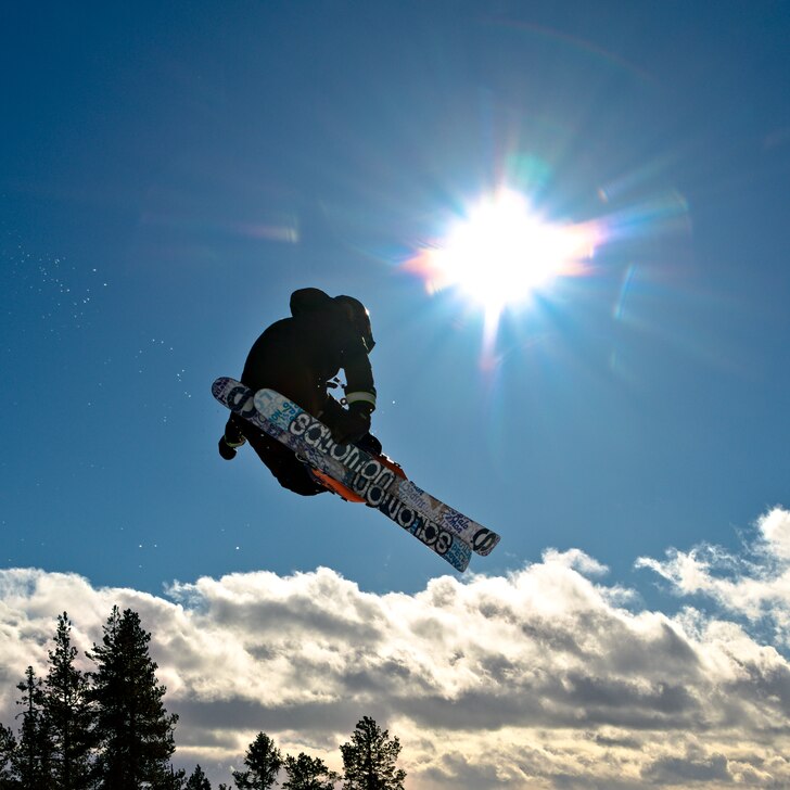 Mio hoppar i parken i Idrefjäll sportlovet -23..