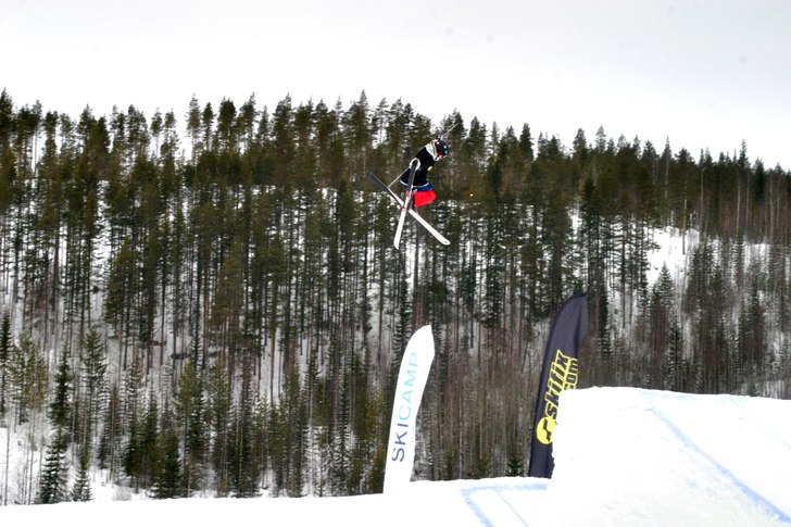 Gör en 540 tail på Skifix BigAir #2,. Foto: Pappa. Åkare: Anton Niemi.