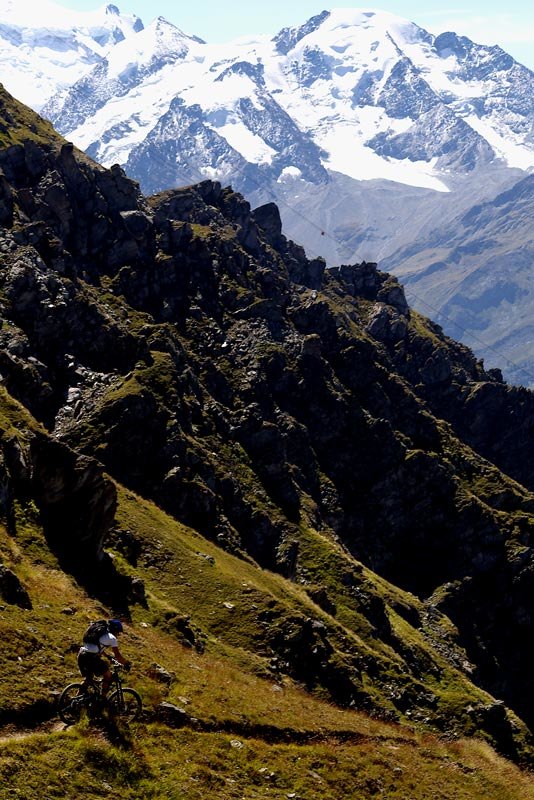 cykling i verbier med gand combin i bakgrunden. Foto: rob h smith. Åkare: sunken sr.