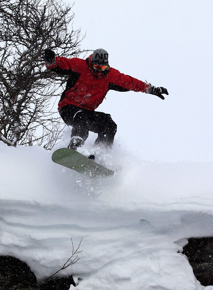 Daniel droppar i storlien. Foto: Joakim Jansson. Åkare: Daniel Elfving.